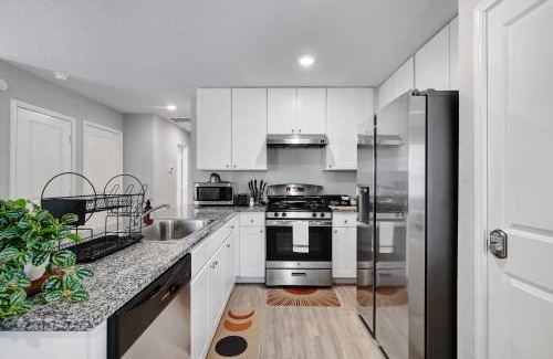 Southside Casa | Nr Missions Park Hot Tub Getaway Yard Games Bbq
