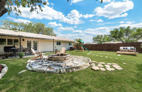 West San Antonio Casa | Nr Sea World Hot Tub Yard Bbq Fire Pit Swing Set
