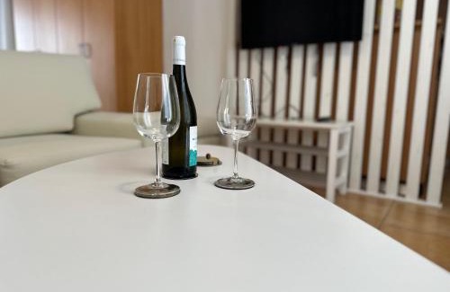Larissa Apartamento | Nr1 White appartment w Luxury BA between Train St. and DT
