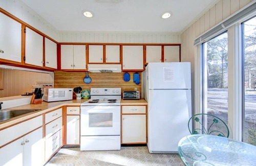 Bethany Beach Villa | Relaxing 3BR Townhome with Pond View, Pool, and Porch – Walk/Tram to Beach