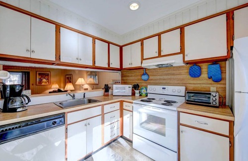 Bethany Beach Villa | Relaxing 3BR Townhome with Pond View, Pool, and Porch – Walk/Tram to Beach
