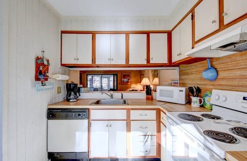 Bethany Beach Villa | Relaxing 3BR Townhome with Pond View, Pool, and Porch – Walk/Tram to Beach