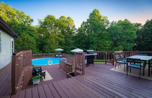 Summerlee Casa | NRG Retreat Pool, Games, Theater and Rock Walls