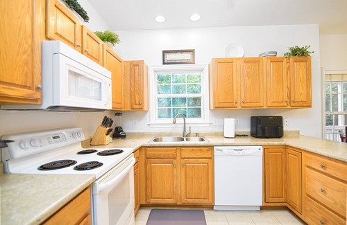 Provincetowne Casa | Spacious Cozy 3br Home Near Shops w Yard