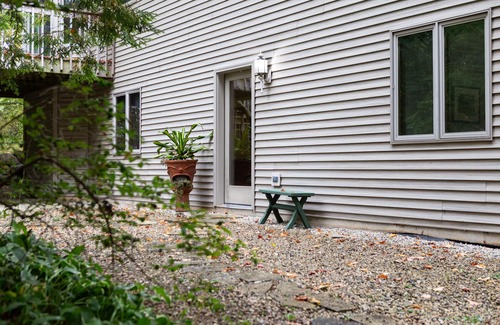 Sturgeon Bay Apartamento | The Creek View Suite at Lily Bay Creek Homestead in the heart of Door County.