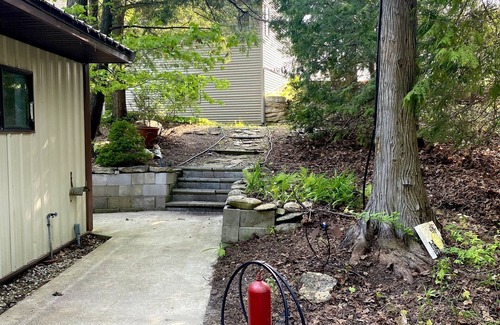 Sturgeon Bay Apartamento | The Creek View Suite at Lily Bay Creek Homestead in the heart of Door County.