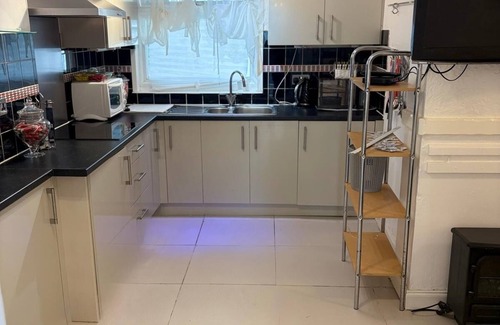 Abbey Wood Casa | J&J Stays Abbeywood 4-Bedroom Serviced accommodation Contractors and Families