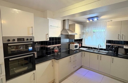 Abbey Wood Casa | J&J Stays Abbeywood 4-Bedroom Serviced accommodation Contractors and Families