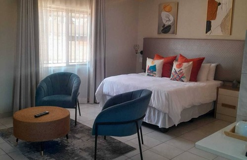 Lombardy East Casa | Nu Oasis guest house