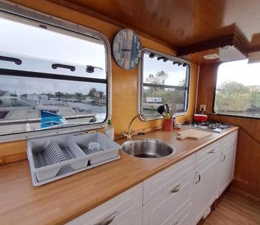 Aigues-Mortes Alquiler De Eote | Nuit insolite dans une péniche hollandaise