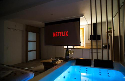 Guebwiller Apartamento | Nuit romantique, Suite avec jacuzzi et cinéma privé au design Japandi