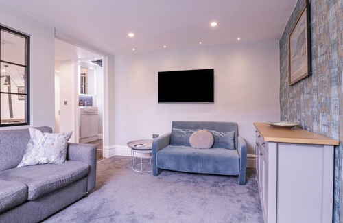 Clare Cabaña | NUMBER 1, romantic, character holiday cottage, with a garden in Clare