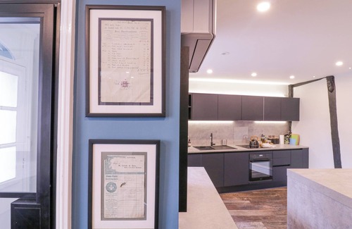 Clare Cabaña | NUMBER 1, romantic, character holiday cottage, with a garden in Clare
