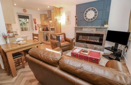 Camelford Cabaña | NUMBER 17 BELL COTTAGE, pet friendly in Camelford