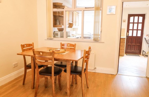 Belfast Cabaña | NUMBER 91, pet friendly, with open fire in Belfast, County Antrim