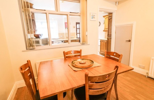Belfast Cabaña | NUMBER 91, pet friendly, with open fire in Belfast, County Antrim