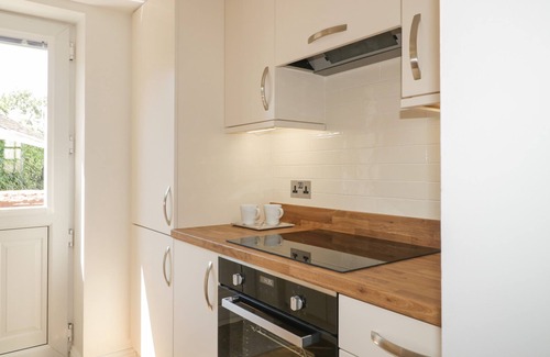 St Bees Cabaña | NURSERY COTTAGE, family friendly, with open fire in St Bees