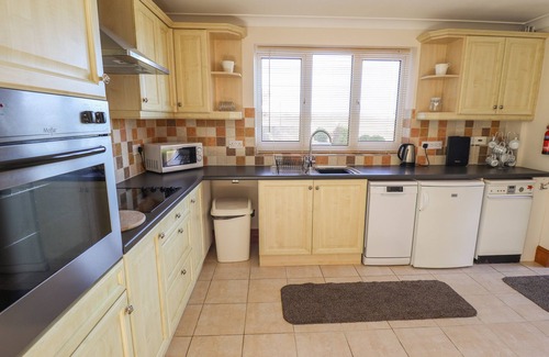 North Somercotes Cabaña | NURSERY COTTAGE, pet friendly, with a garden in North Somercotes