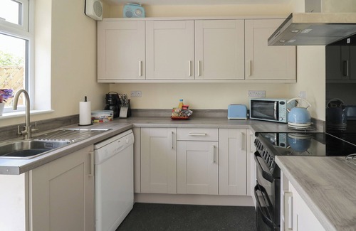 Rhayader Cabaña | NUTHATCH COTTAGE AT RIVERSIDE LODGE, pet friendly in Rhayader