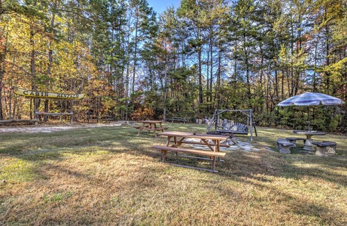 Helen Casa | NVM Shenandoah Peace - Pet Friendly Room at the Nacoochee Valley Motel