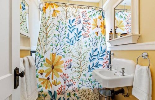 Alphabet Historic District Casa | NW Studio with a View