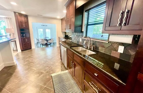 Fayetteville Casa | NWA Retreat by Scull Creek. Centrally located