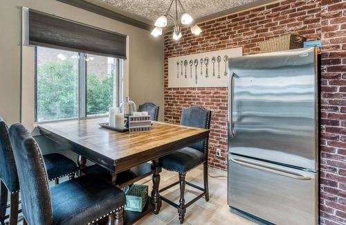 Mission District Apartamento | NY Theme Condo off of 17th Ave/Near the Saddledome