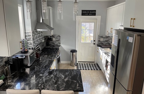 The Heights Apartamento | NYC-Bound 2 BR Apt, Parking + Outdoor Urban Oasis