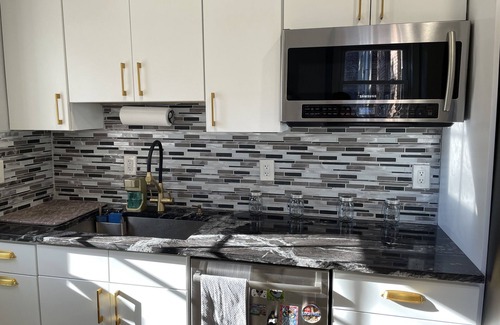 The Heights Apartamento | NYC-Bound 2 BR Apt, Parking + Outdoor Urban Oasis