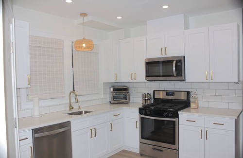 New Rochelle Apartamento | NYC NewRo Escape 3 Bdrm walk to train w/parking WiFi, AC