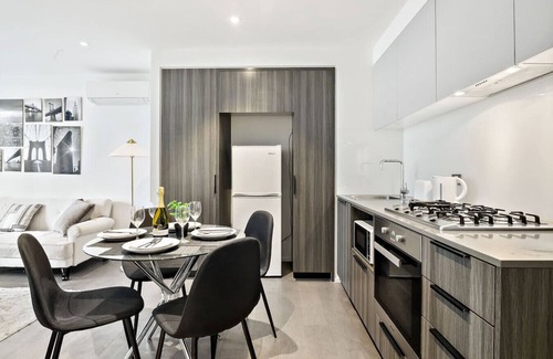 Docklands Apartamento | NYC-Style Docklands | Luxe 2BR w/Pool, Gym & Views