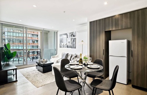 Docklands Apartamento | NYC-Style Docklands | Luxe 2BR w/Pool, Gym & Views