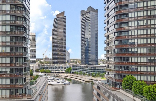 Docklands Apartamento | NYC-Style Docklands | Luxe 2BR w/Pool, Gym & Views