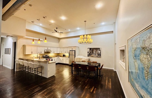 North Bergen Apartamento | NYC style loft apartment 10 min to Times Sq. 1 Parking space avail only.