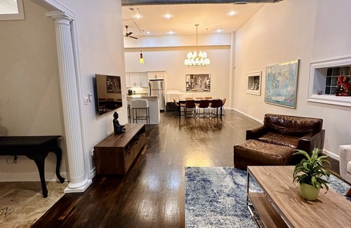 North Bergen Apartamento | NYC style loft apartment 10 min to Times Sq. 1 Parking space avail only.