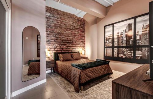 Historic Core Apartamento | NYC Styled Loft In DTLA, sleeps 4 with Free Parking!