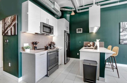 Historic Core Apartamento | NYC Styled Loft In DTLA, sleeps 4 with Free Parking!