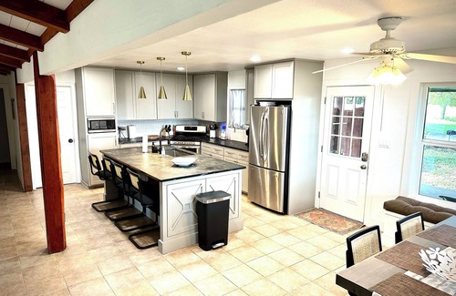 La Grange Otro | NYE Winter Ranch Escape, Workers Welcome, sleeps 16, Wifi, fishing, BBQ