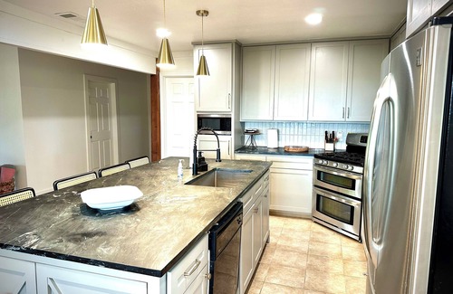 La Grange Otro | NYE Winter Ranch Escape, Workers Welcome, sleeps 16, Wifi, fishing, BBQ