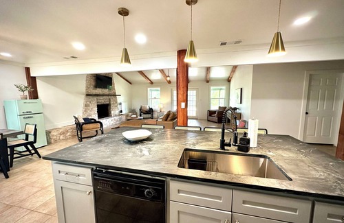 La Grange Otro | NYE Winter Ranch Escape, Workers Welcome, sleeps 16, Wifi, fishing, BBQ