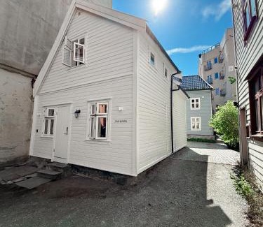 Sentrum Villa | Nyrenovert Bergenshus midt i Hjertet av Bergen - Rolig Smau
