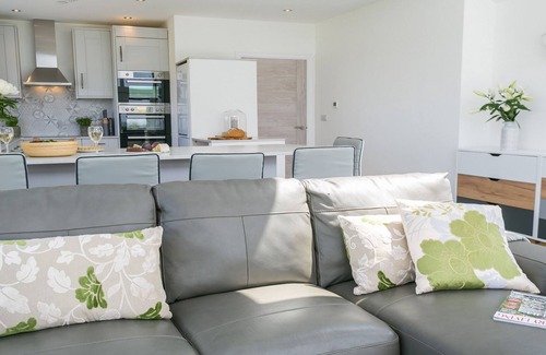 Ty Croes Cabaña | Nyth y Gwdihw - a ground floor bedroom that sleeps 5 guests in 3 bedrooms