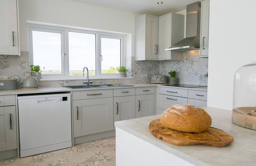 Ty Croes Cabaña | Nyth y Gwdihw - a ground floor bedroom that sleeps 5 guests in 3 bedrooms