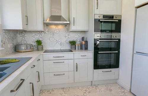 Ty Croes Cabaña | Nyth y Gwdihw - a ground floor bedroom that sleeps 5 guests in 3 bedrooms