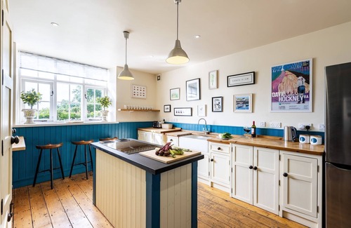 Brynsiencyn Cabaña | Nyth Y Wennol - sleeps 8 guests in 4 bedrooms