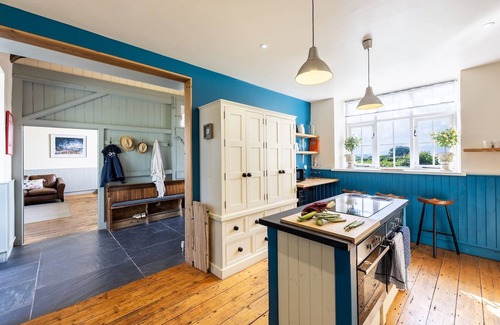 Brynsiencyn Cabaña | Nyth Y Wennol - sleeps 8 guests in 4 bedrooms