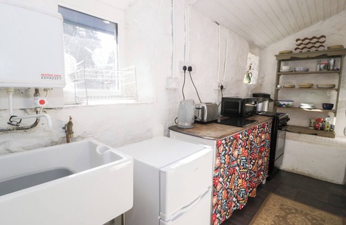 Tanygrisiau Cabaña | NYTH YR ERYR, pet friendly, with open fire in Blaenau Ffestiniog