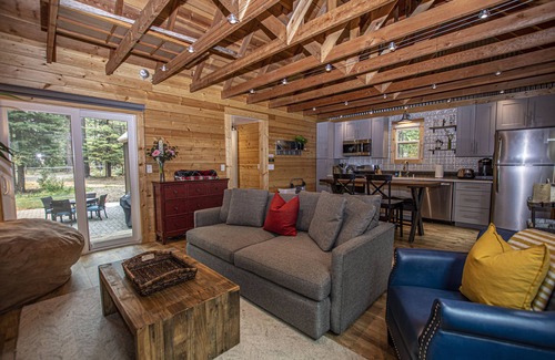 Tahoma Casa | O'Brien's Den: acogedora, c��moda y completamente renovada cabaña en la costa oeste