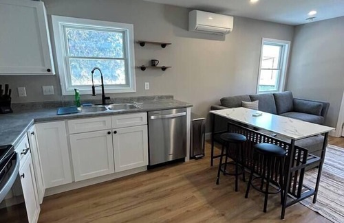 Old North End Apartamento | O.N.E. Hideaway | pet friendly | sleeps 6