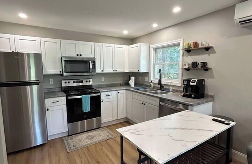 Old North End Apartamento | O.N.E. Hideaway | pet friendly | sleeps 6